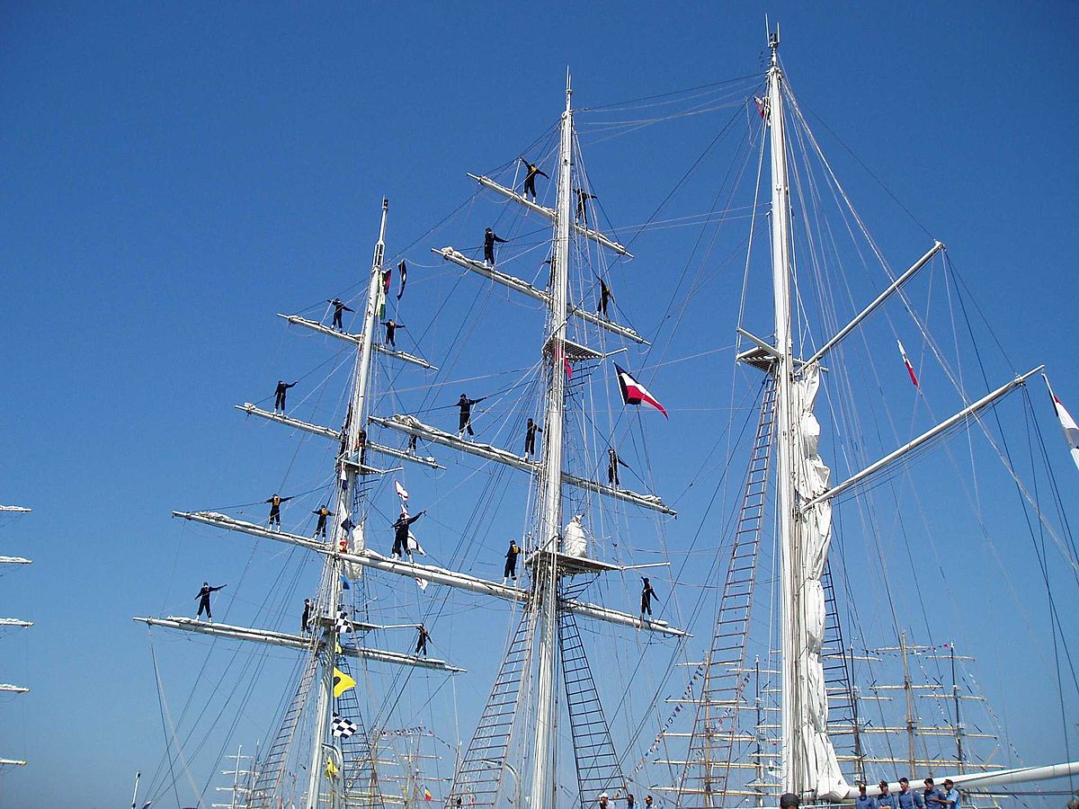Matelots en parade sur les vergues d'un grand navire