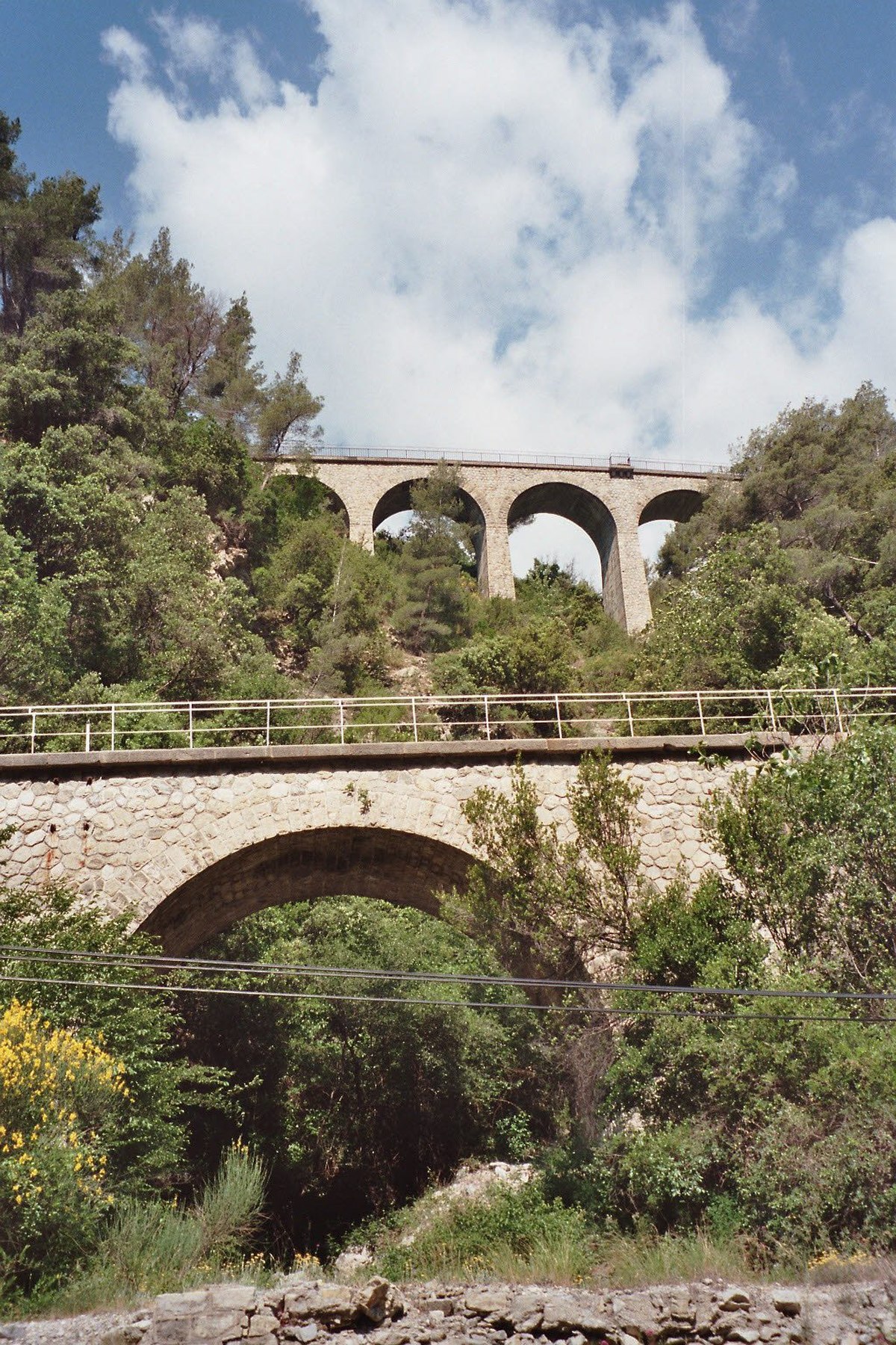 Ouvrages d'art à Breil-sur-Roya, le pont inférieur mène vers l'Italie, le viaduc supérieur vers la France