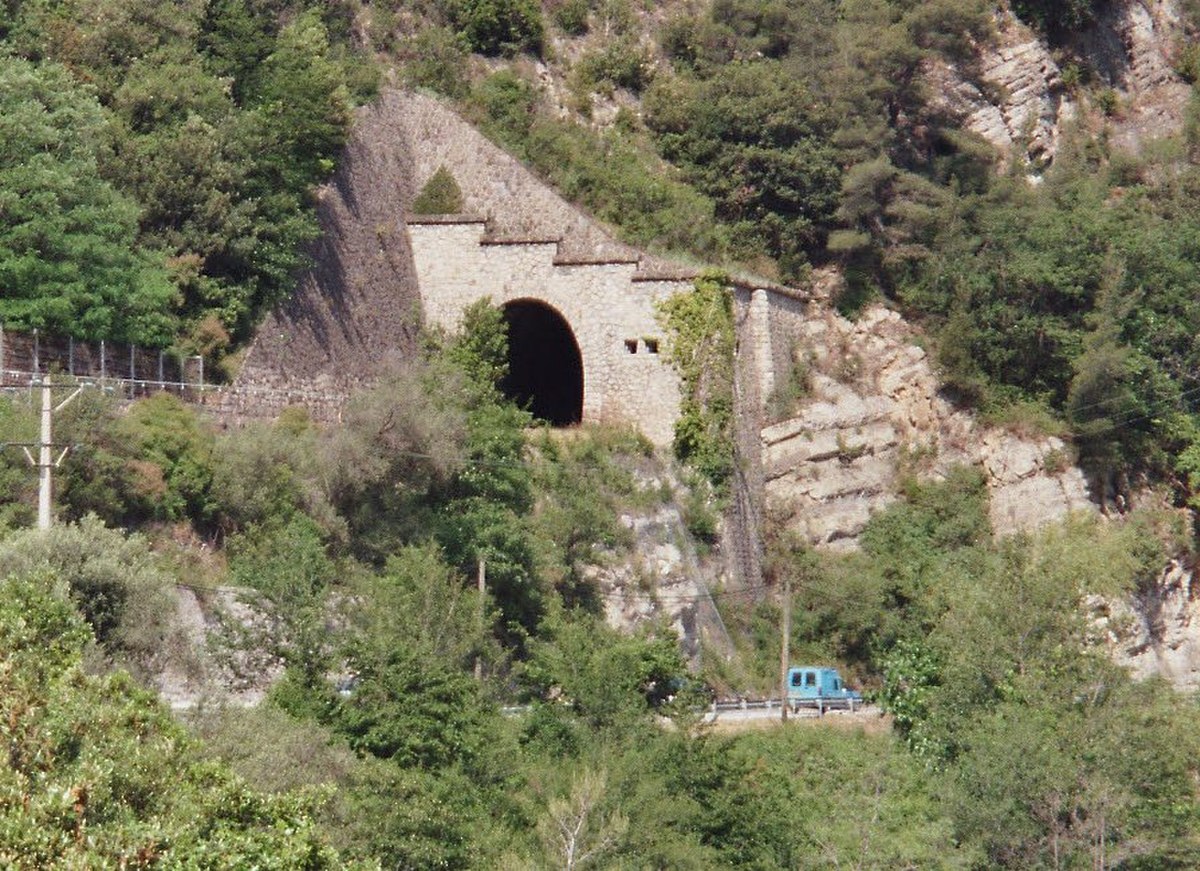 Entrée de tunnel avec meurtrières de tir
