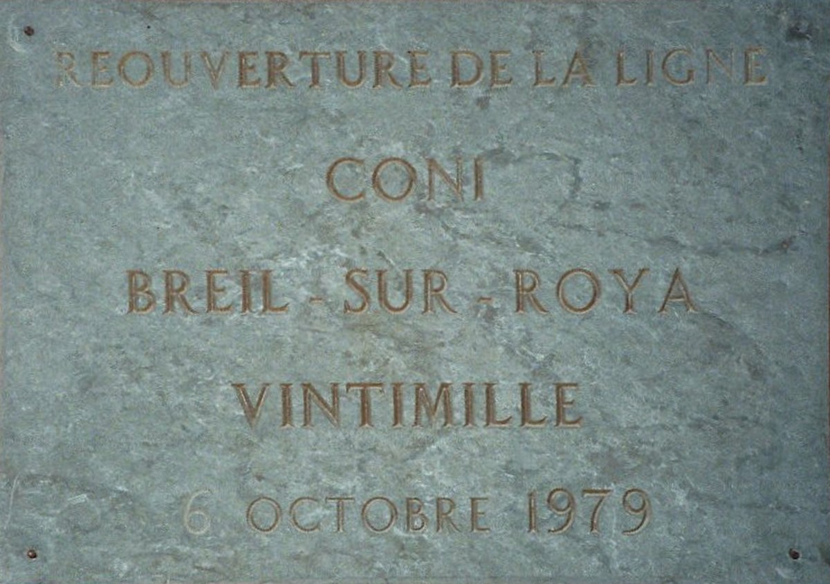 Plaque commémorant la réouverture de la ligne de Tende en gare de Breil-sur-Roya