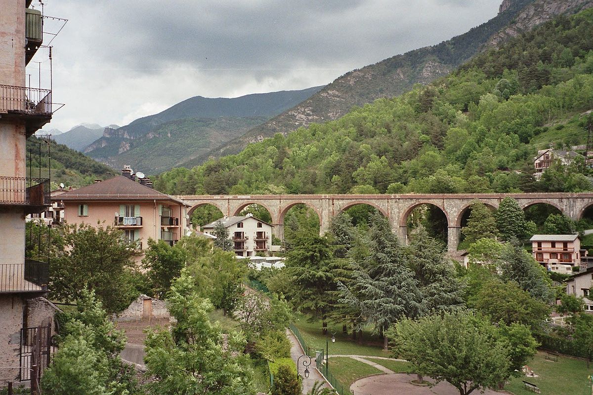 Le viaduc de Tende dans la localité du même nom