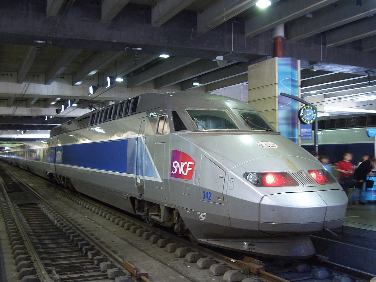 Une rame TGV Atlantique rénovée 'Lacroix' en gare Montparnasse.