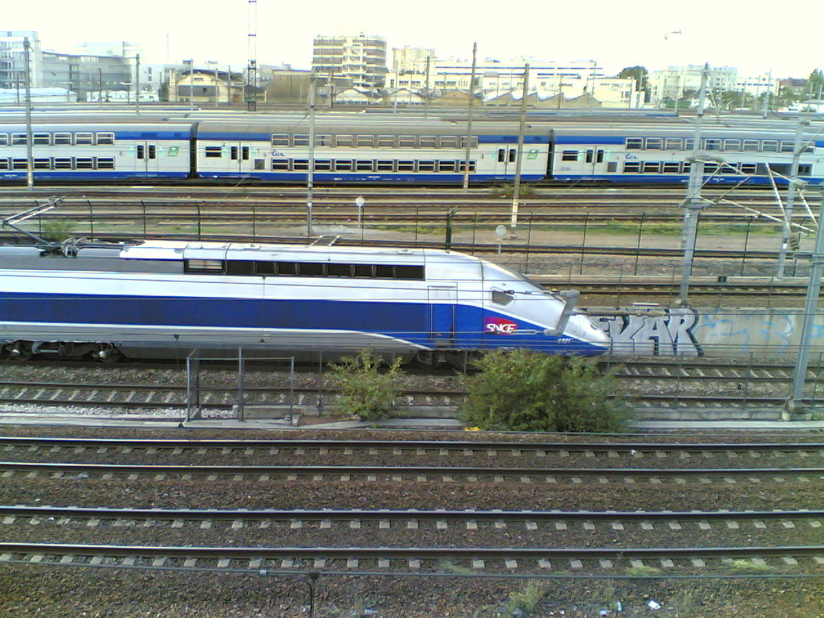 La motrice d'une rame POS passe au niveau de la gare Stade de France - Saint-Denis au nord de Paris (26/09/06).