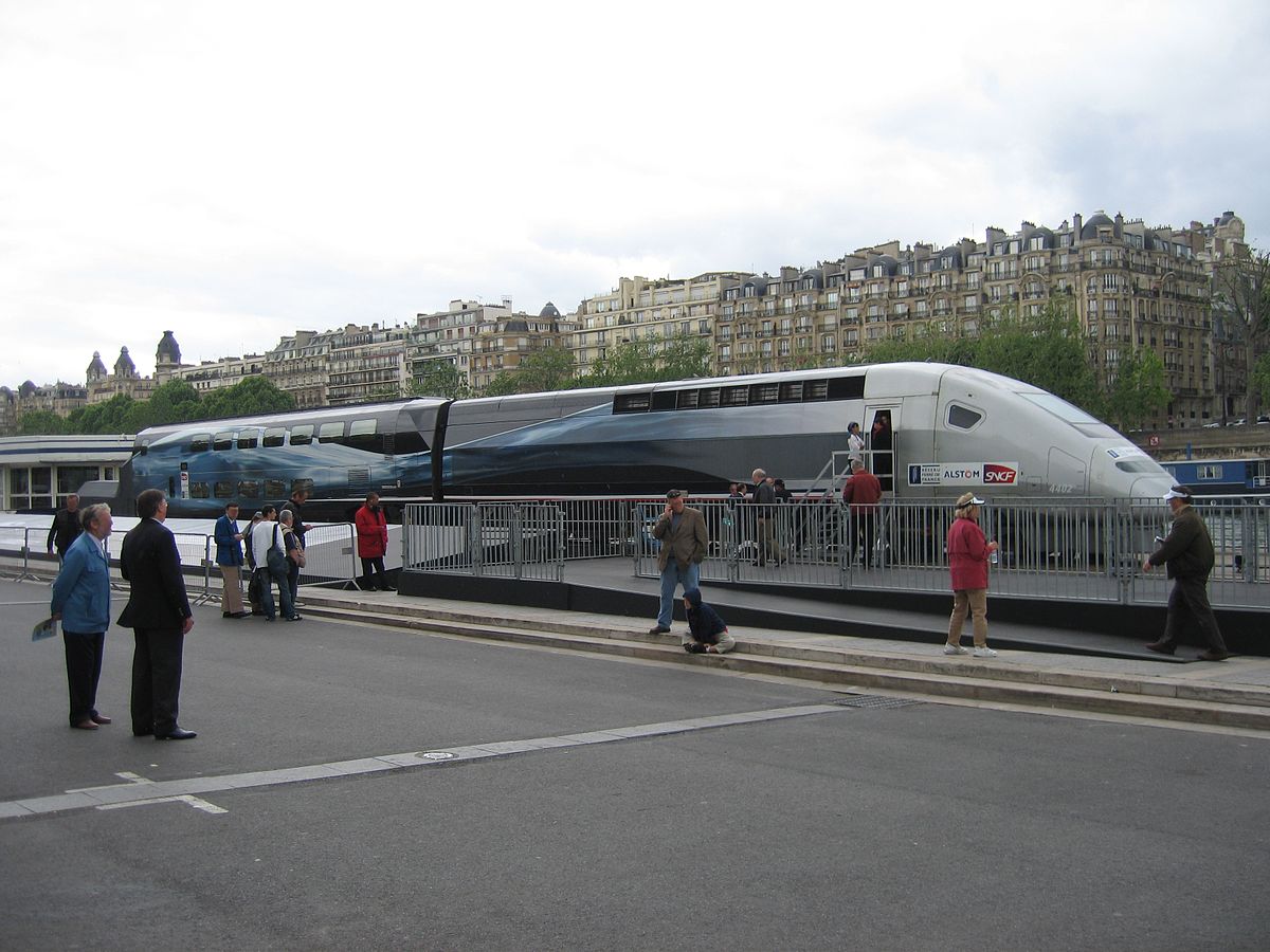 La motrice de tête M2 et la remorque labo R8 de la rame 4402 exposée au pied de la tour Eiffel