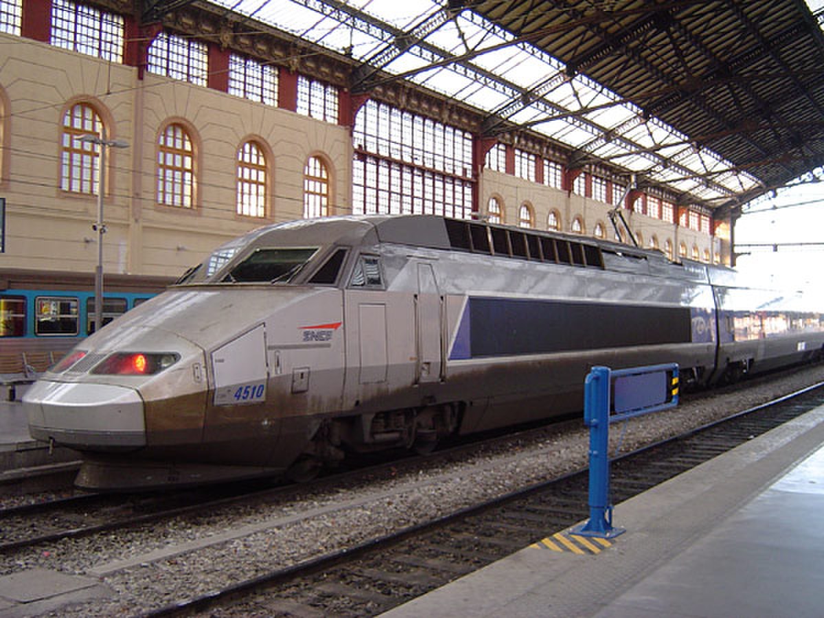 Un TGV réseau tricourant en gare de Marseille-Saint-Charles