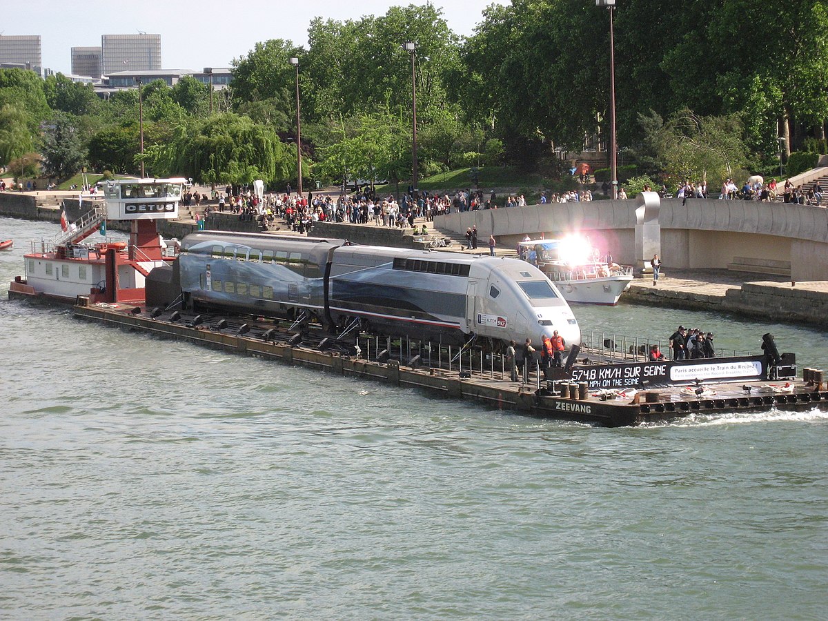 Une motrice du record et sa remorque lors de la parade sur la Seine le 13 mai 2007