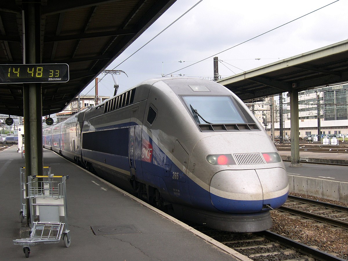 Un TGV Duplex quittant la Gare de Lyon à Paris.