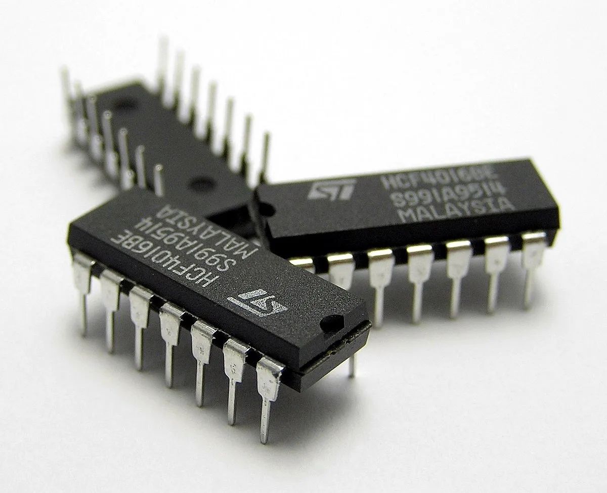 Circuits intégrés boîtier DIP.