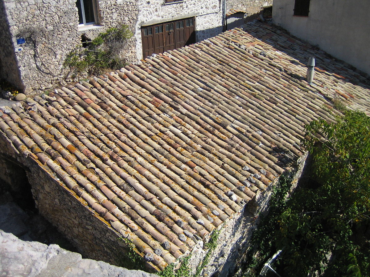 Toit en tuile-canal d'une bergerie située dans la commune de Bouyon (Alpes-Maritimes)