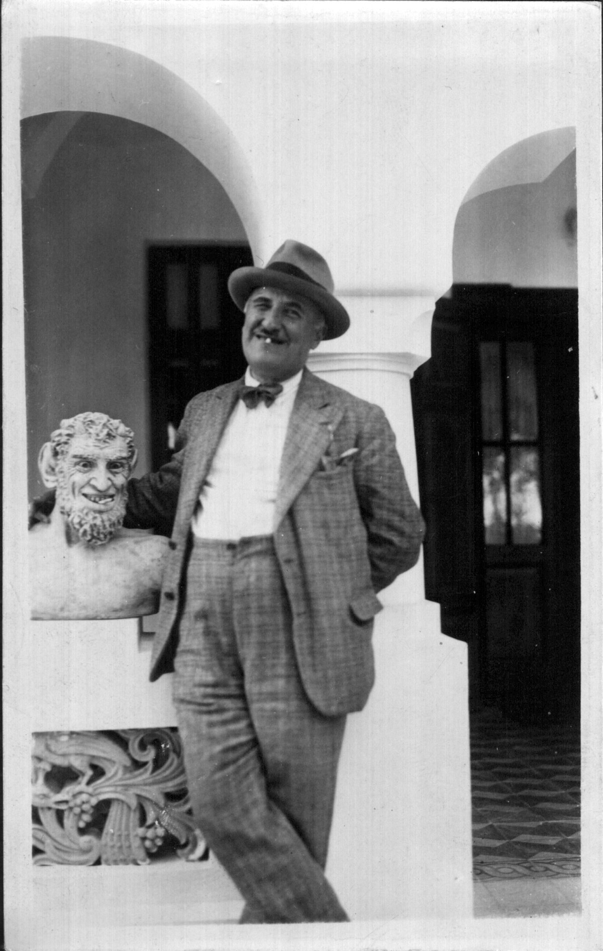Son ami Ion Ionescu-Quintus au manoir de Păuleşti vers 1930.