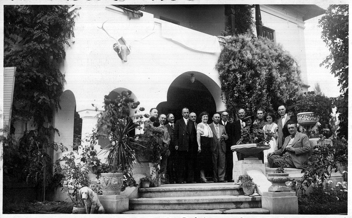 Une réunion d'amis et de famille au manoir de Păuleşti en 1937.