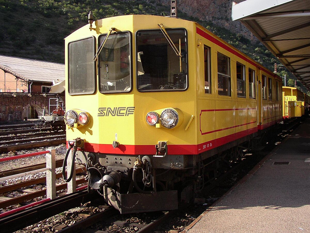 Le train jaune à Villefranche.
