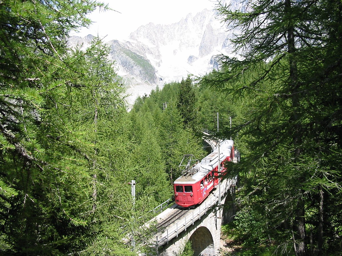 Vue du train depuis le sentier menant à la mer de Glace