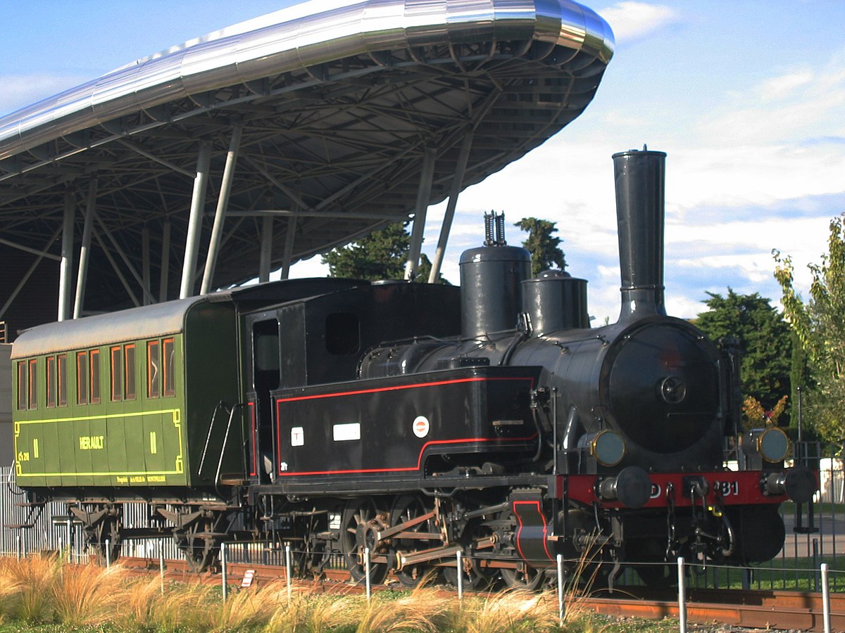 La locomotive n°81 devant la médiathèque Federico Garcia Lorca à Montpellier