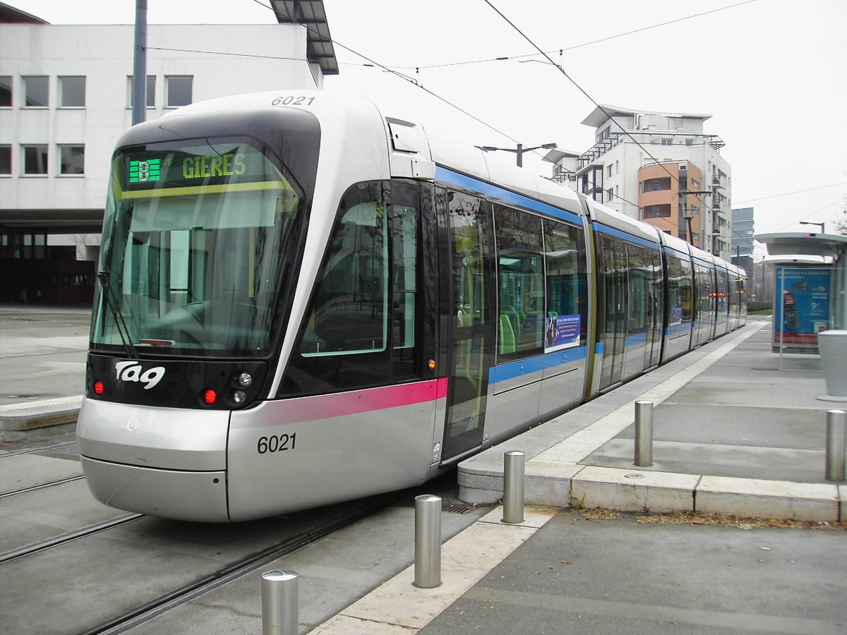 Nouveau tramway sur la ligne B à Grenoble.