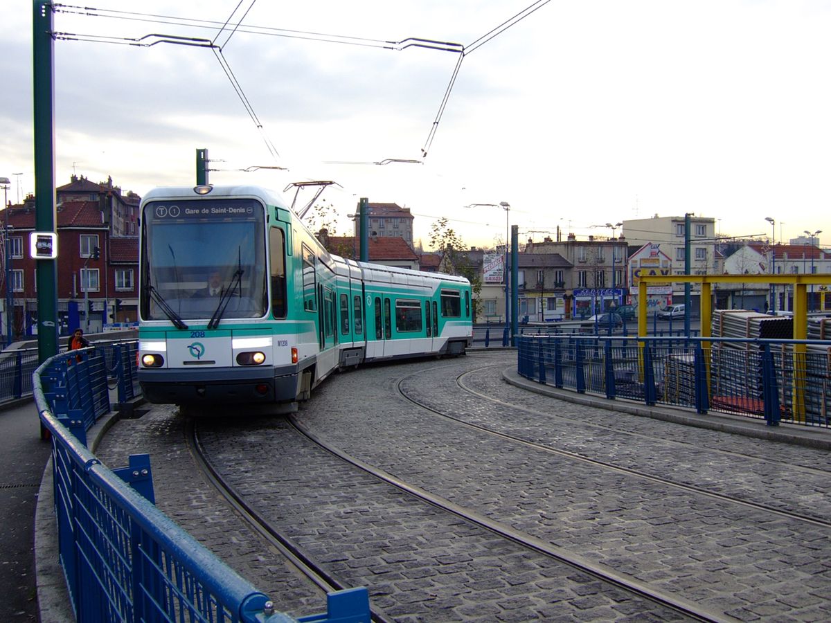 rampe d'accès à la station pont de Bondy, la rame se dirige vers Saint Denis