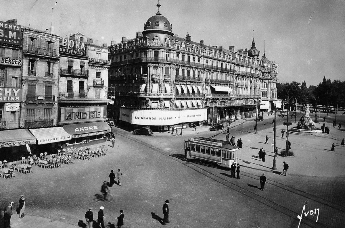 Transports en commun de Montpellier - Place de la Comédie - Motrice Brill rénovée.jpg