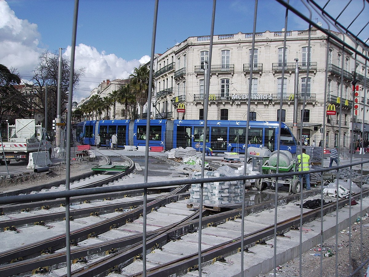 Jonction des 2 lignes (ici la ligne 2 en travaux) sur le parvis de la gare
