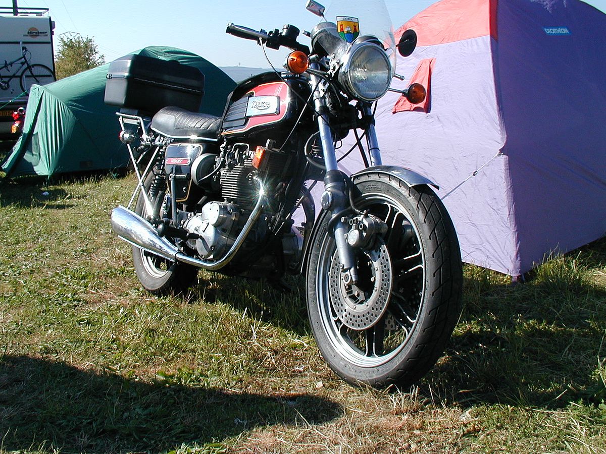 Trois cylindres, deux échappements (Triumph Trident)