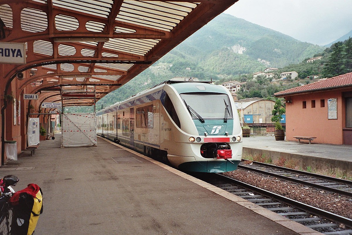 Automotrice des chemins de fer italiens en gare de Breil-sur-Roya en partance pour Coni