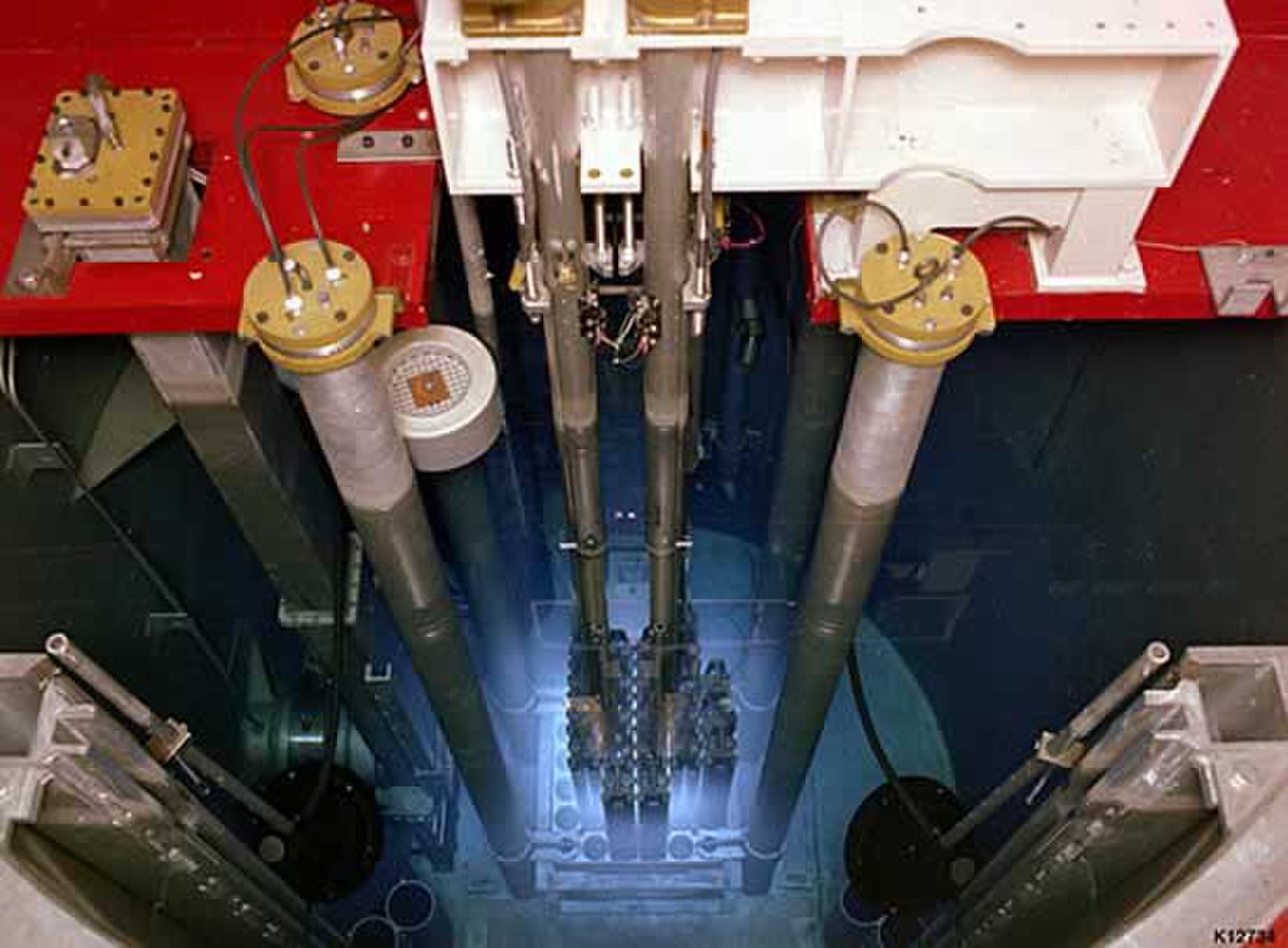 Radiation Tcherenkov provenant de l'intérieur du cœur du réacteur nucléaire Triga