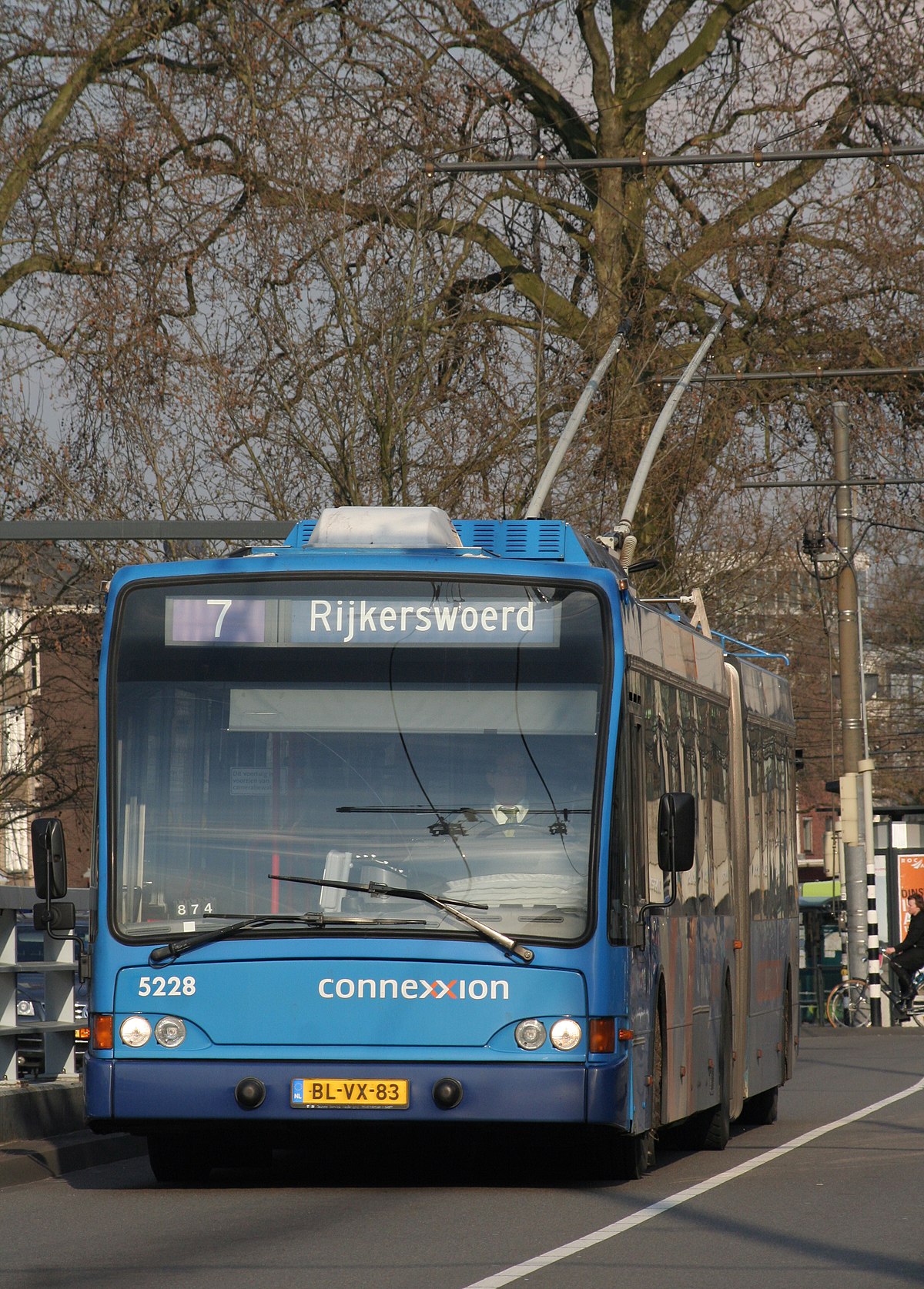 Trolleybus articulé moderne, à Arnhem (Pays-Bas)