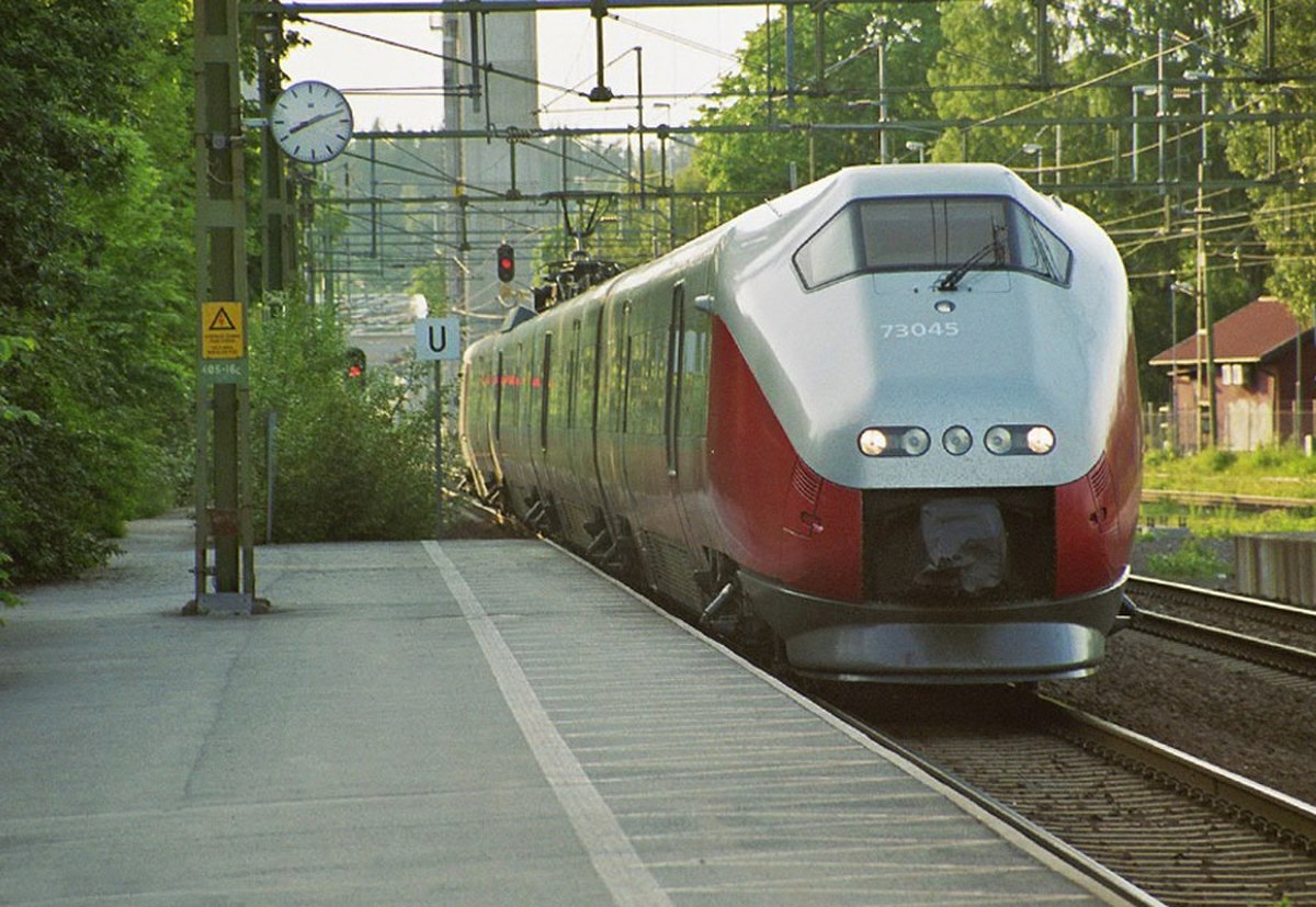 Une rame BM73 Série B entrant à Trollhättan.