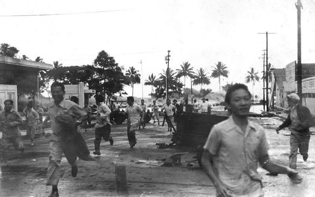 Illustration 1 - Hawaii gens fuyant à l'approche d'un tsunami sur Hilo, le 1er avril 1946.