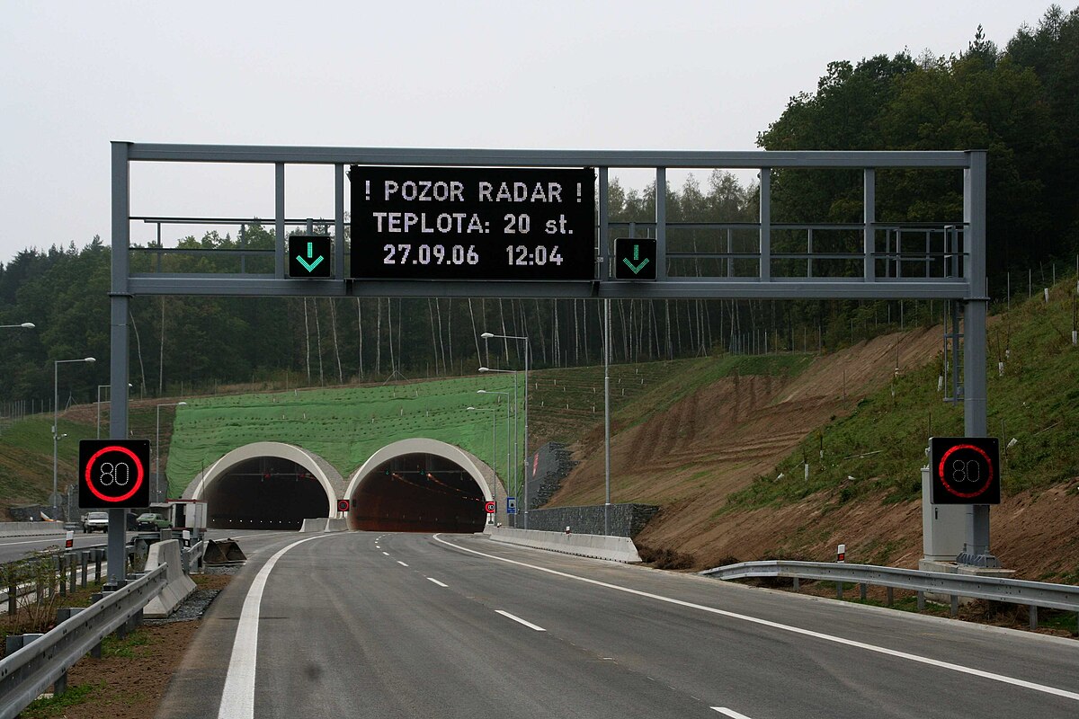 Le tunnel, mieux que la tranchée couverte permet de conserver des zones de paysages intactes, mais il impose de bonnes mesures de sécurité