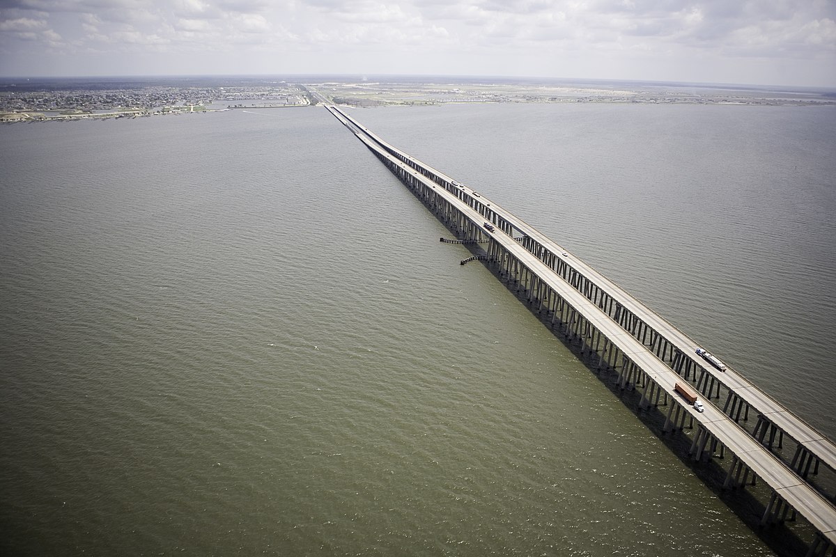 Twin span bridge in New Orleans.jpg