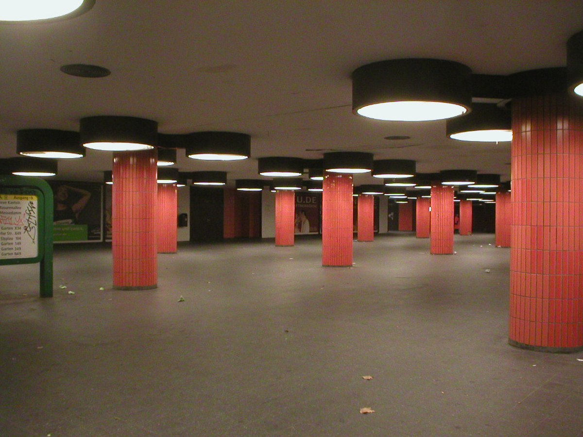 Il devait y avoir une station de métro à Berliner Messe.
