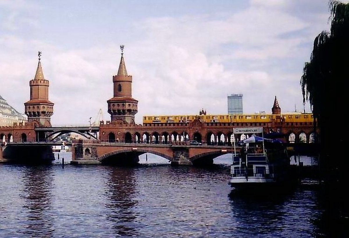 Une rame de métro de la ligne 1, traversante la Spree sur le Oberbaumbrücke