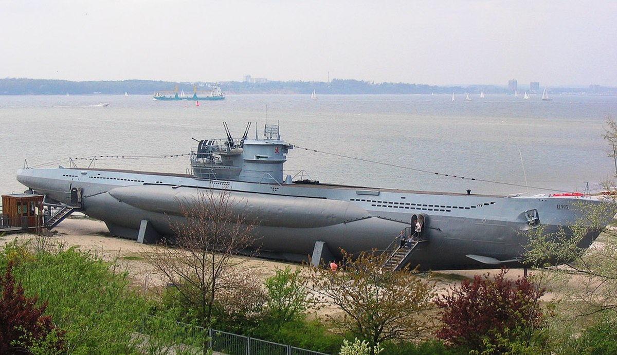 Le U-995, U-boot de Type VI, avc une combinaison typique d'une coque extérieure non étanche et d'une coque renforcée en-dessous.