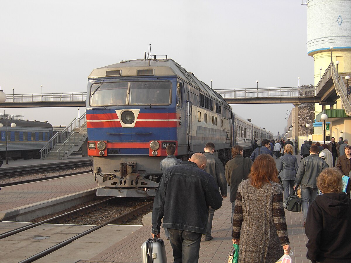 Une locomotive en gare de Krementschug.