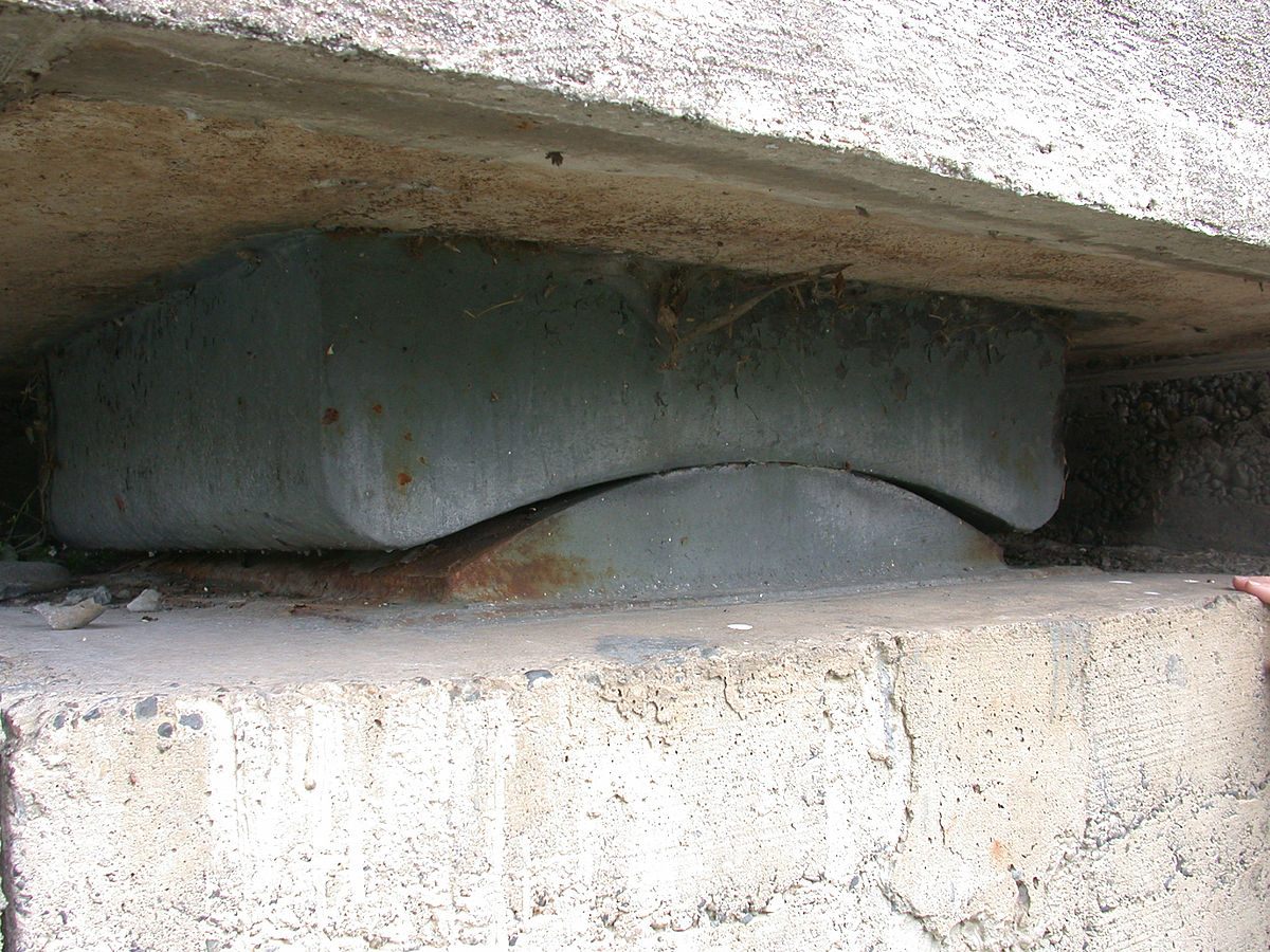 Une des quatre crapaudines supportant les pylônes du pont d'Assat (hauteur 22 cm)