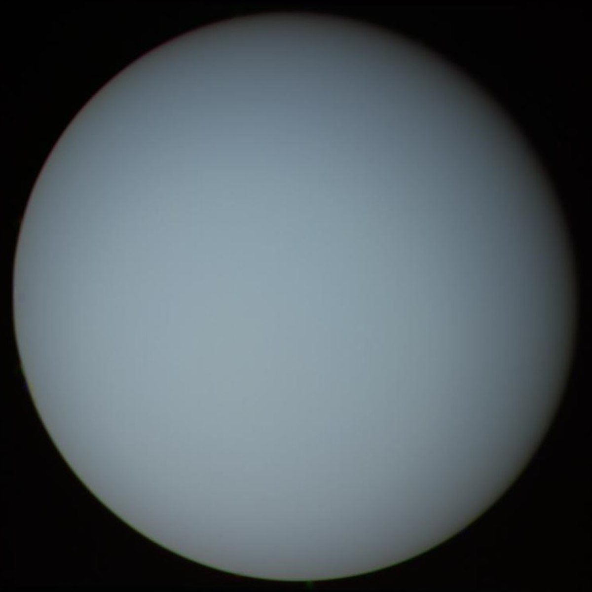 Uranus vue par la sonde Voyager 2 en 1986.
