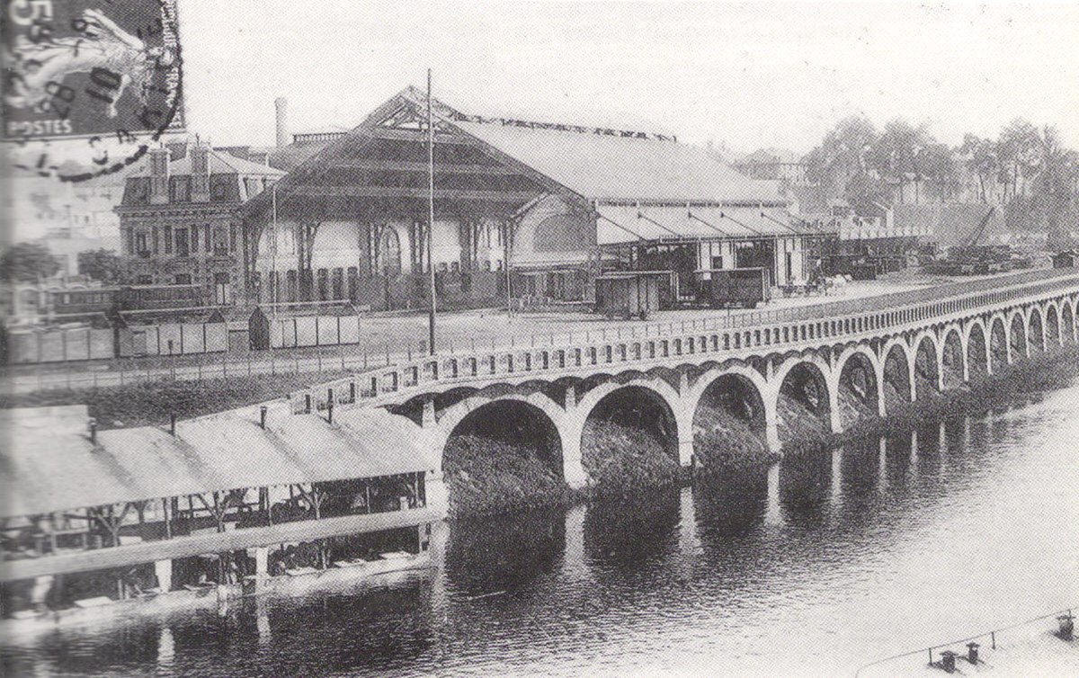 L'ancien dépôt sur la rive gauche