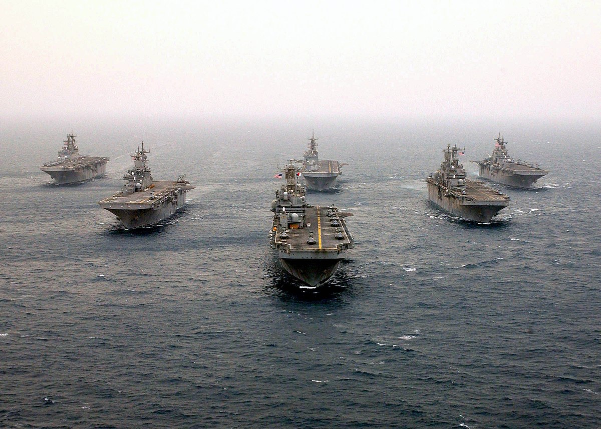 6 des navires d'assaut de l'US Navy en formation