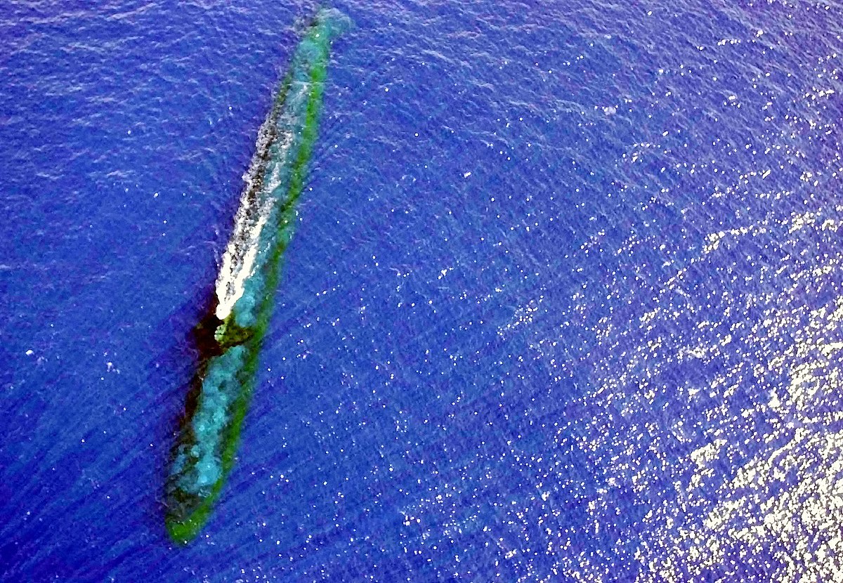 le USS Chicago (SSN 721), sous-marin américain de classe Los Angeles à l'immersion périscopique