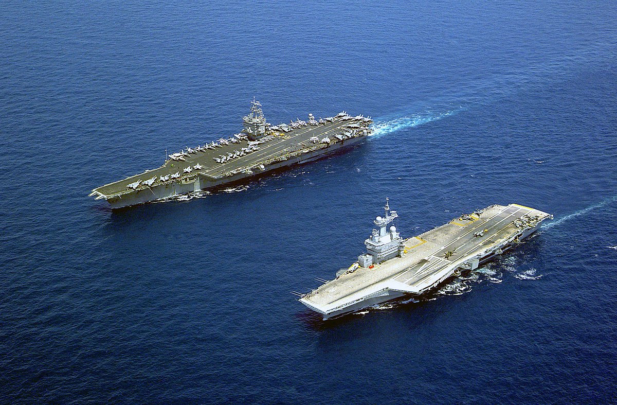 Le Charles-de-Gaulle (à droite) et l'USS Enterprise, le premier porte-avions à propulsion nucléaire