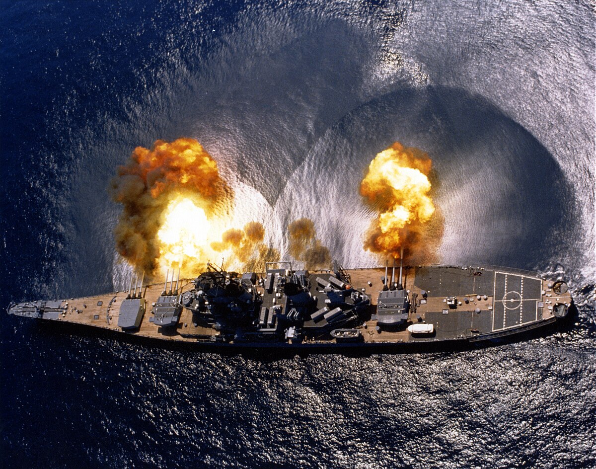 Le cuirassé USS Iowa tirant une salve d'obus de plus de 900 kg avec ses canons de 406 mm