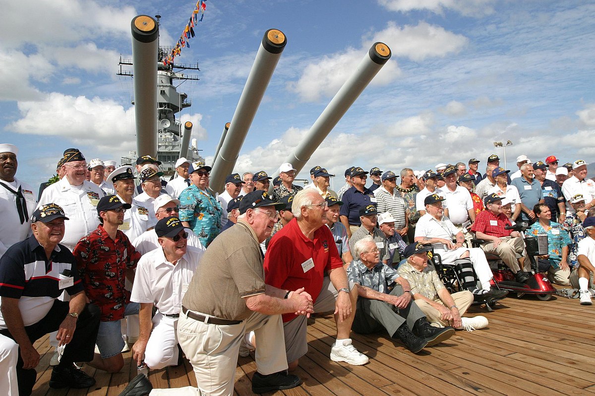 100 vétérans parmi les hommes d'équipage ayant vécu le 2 septembre 1945 posent à l'occasion d'une commémoration en 2003.