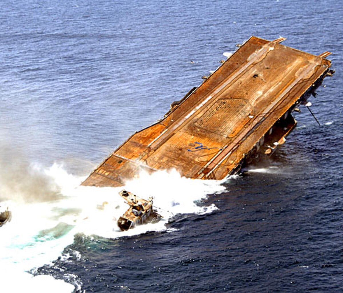 Fin en 2006 de l'USS Oriskany, un porte-avions de l'US Navy qui devient un récif artificiel