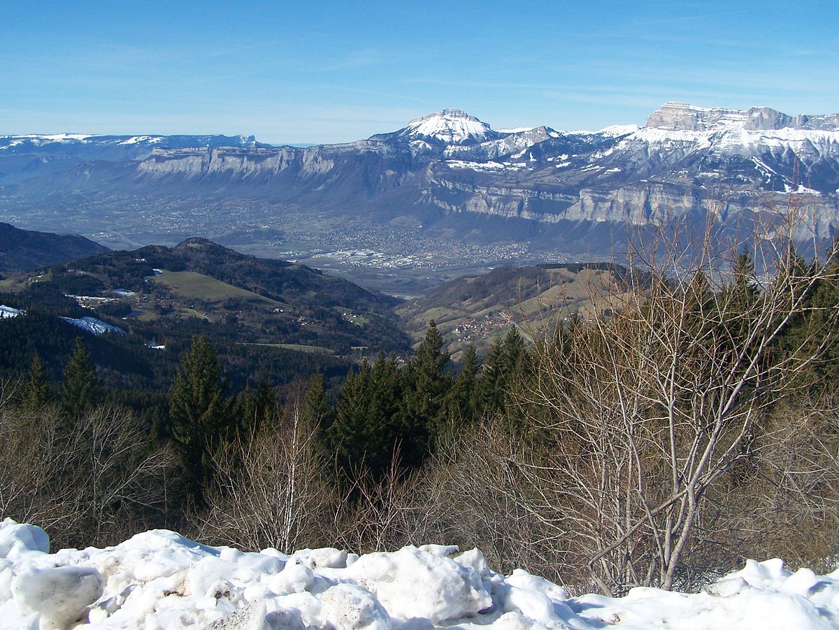 Vue de la vallée du Grésivaudan depuis le bas de la station de ski des Sept Laux du côté de Pipay.