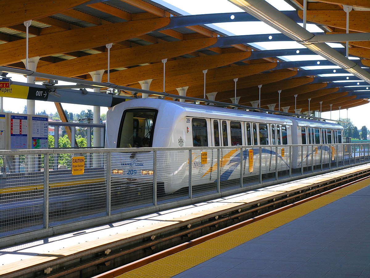 Un train de SkyTrain à la station Rupert de la Millenium Line