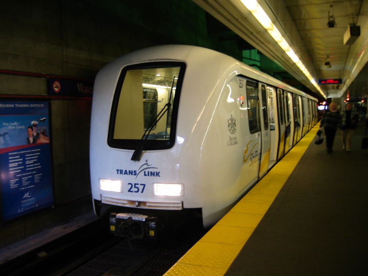 Train de type « MK II » à la station Waterfront