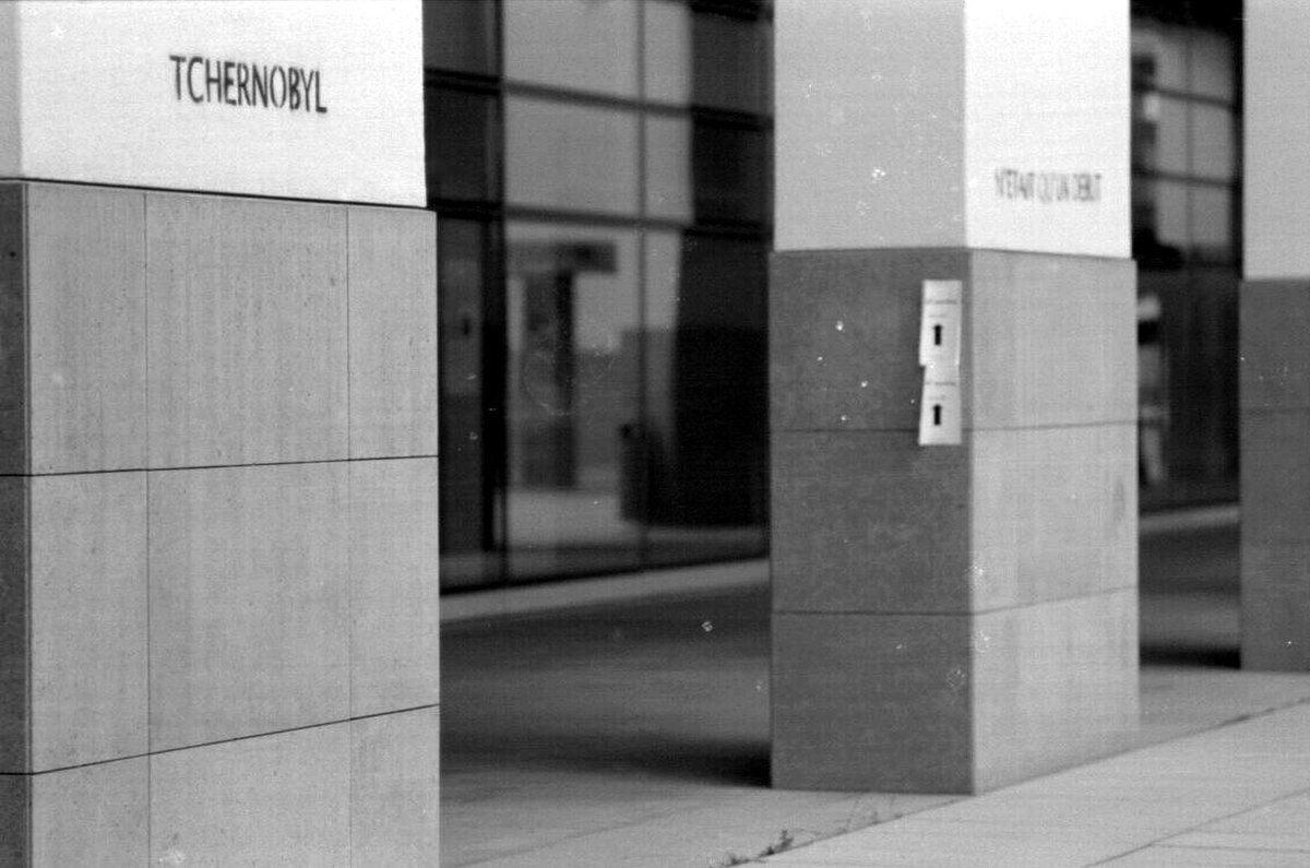 En 2006, à l'occasion du 20e anniversaire de l’accident de Tchernobyl, des inconnus inscrivent des graffitis devant l’entrée de l'EPFL pour protester contre les expériences de fusion nucléaire qui s’y déroulent