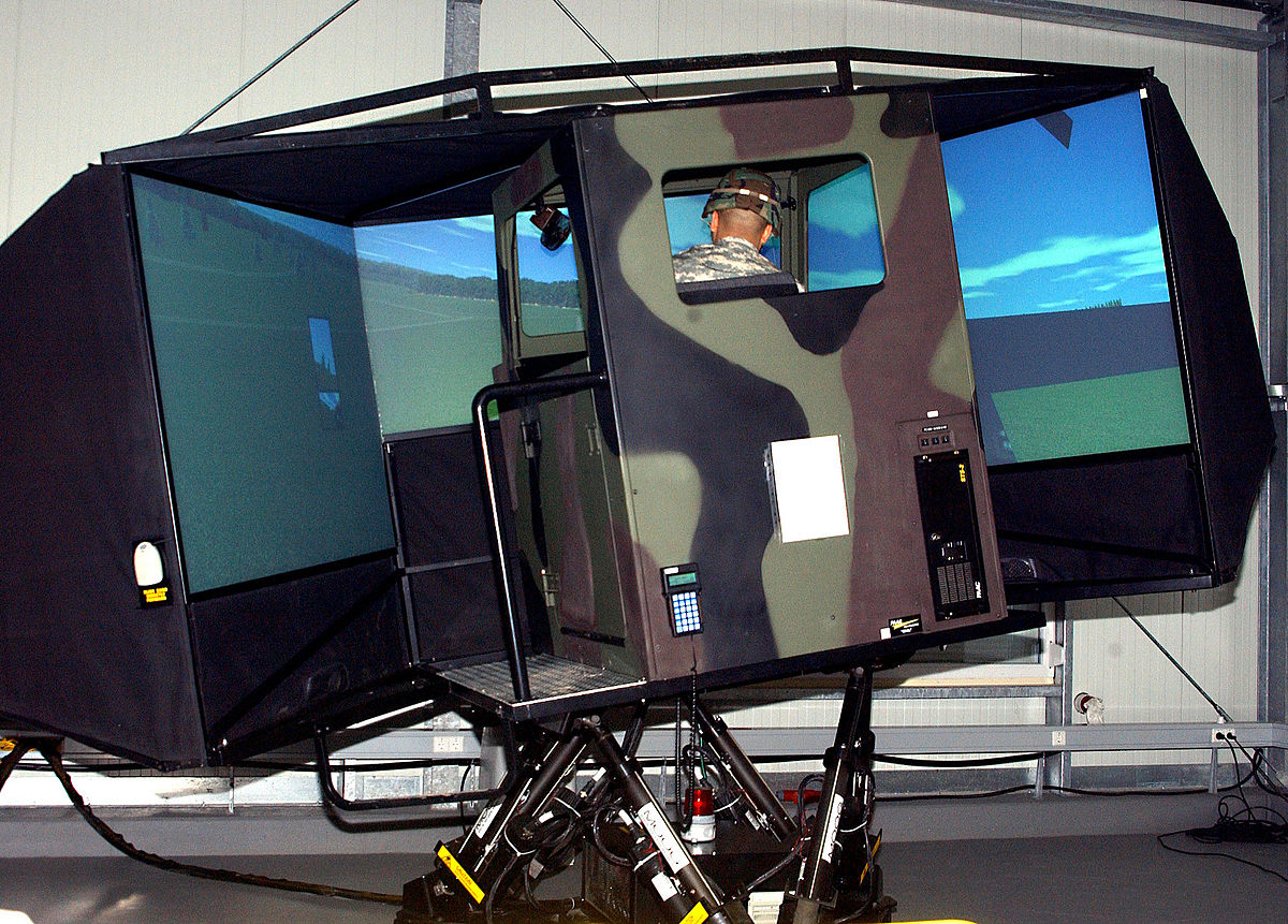 Simulateur de conduite de véhicule militaire tout-terrains