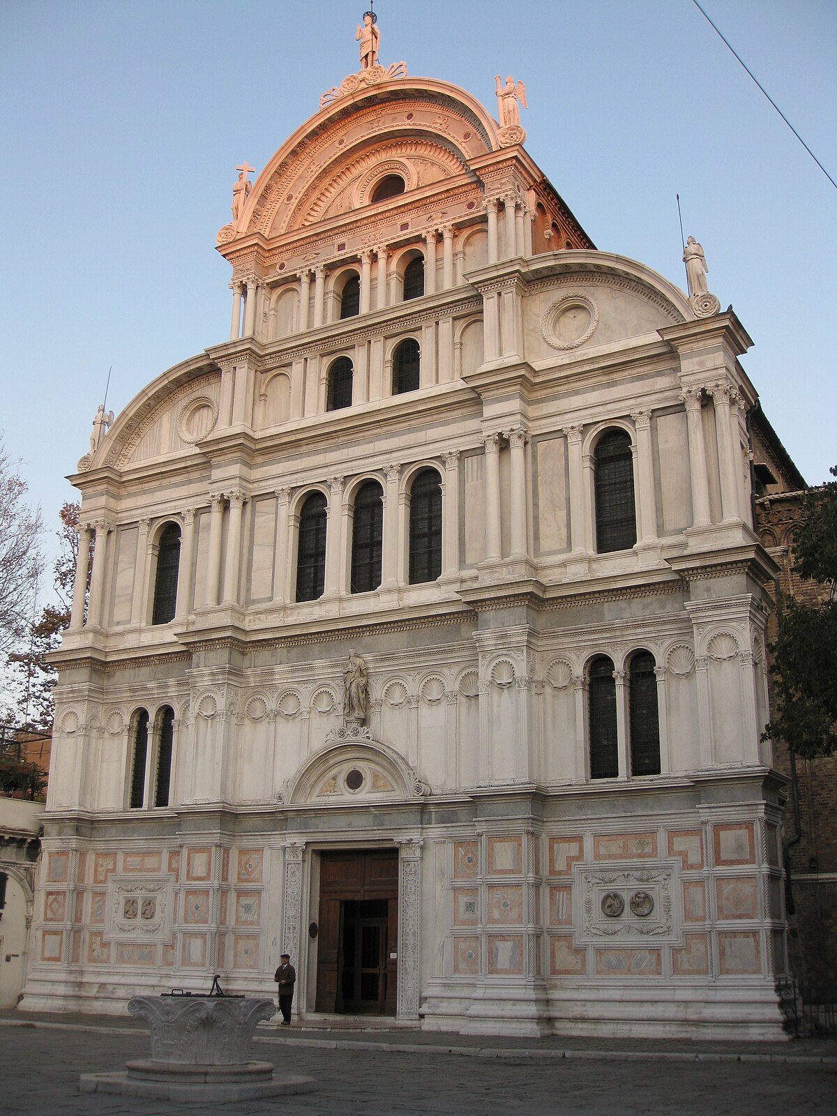 La façade et le parvis de l'église