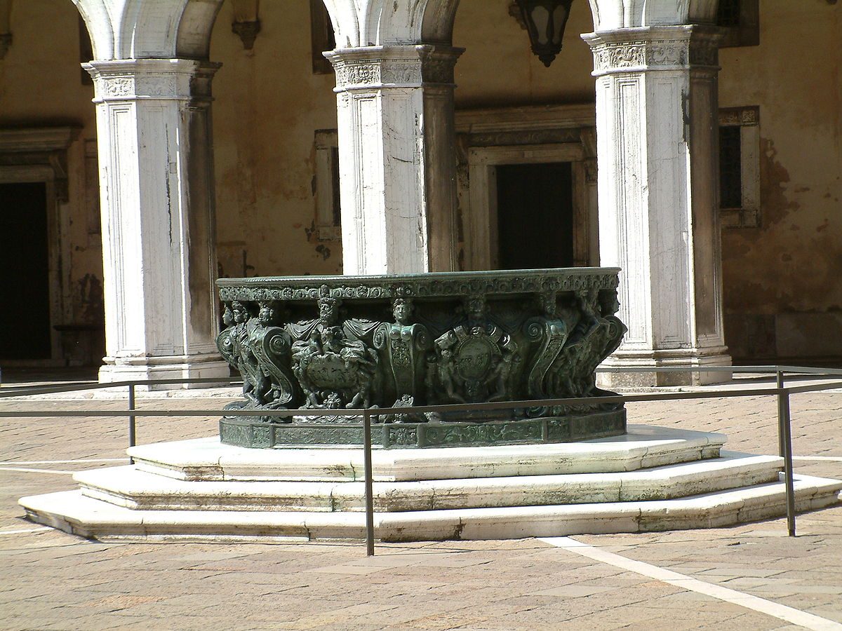 Venice, Doge's Palace, Inside yard.jpg